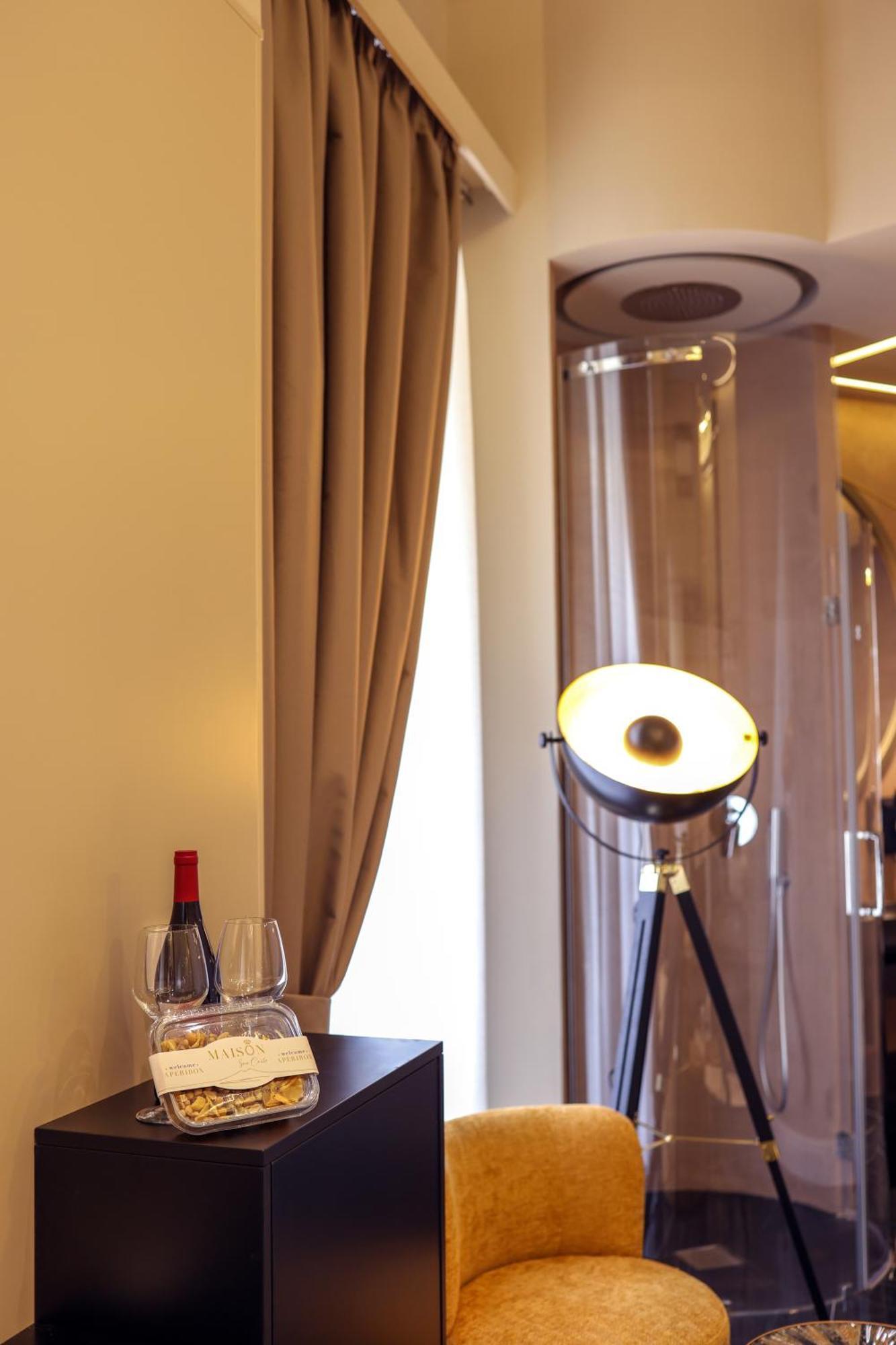 Maison San Carlo Luxury Suites เนเปิลส์ ภายนอก รูปภาพ