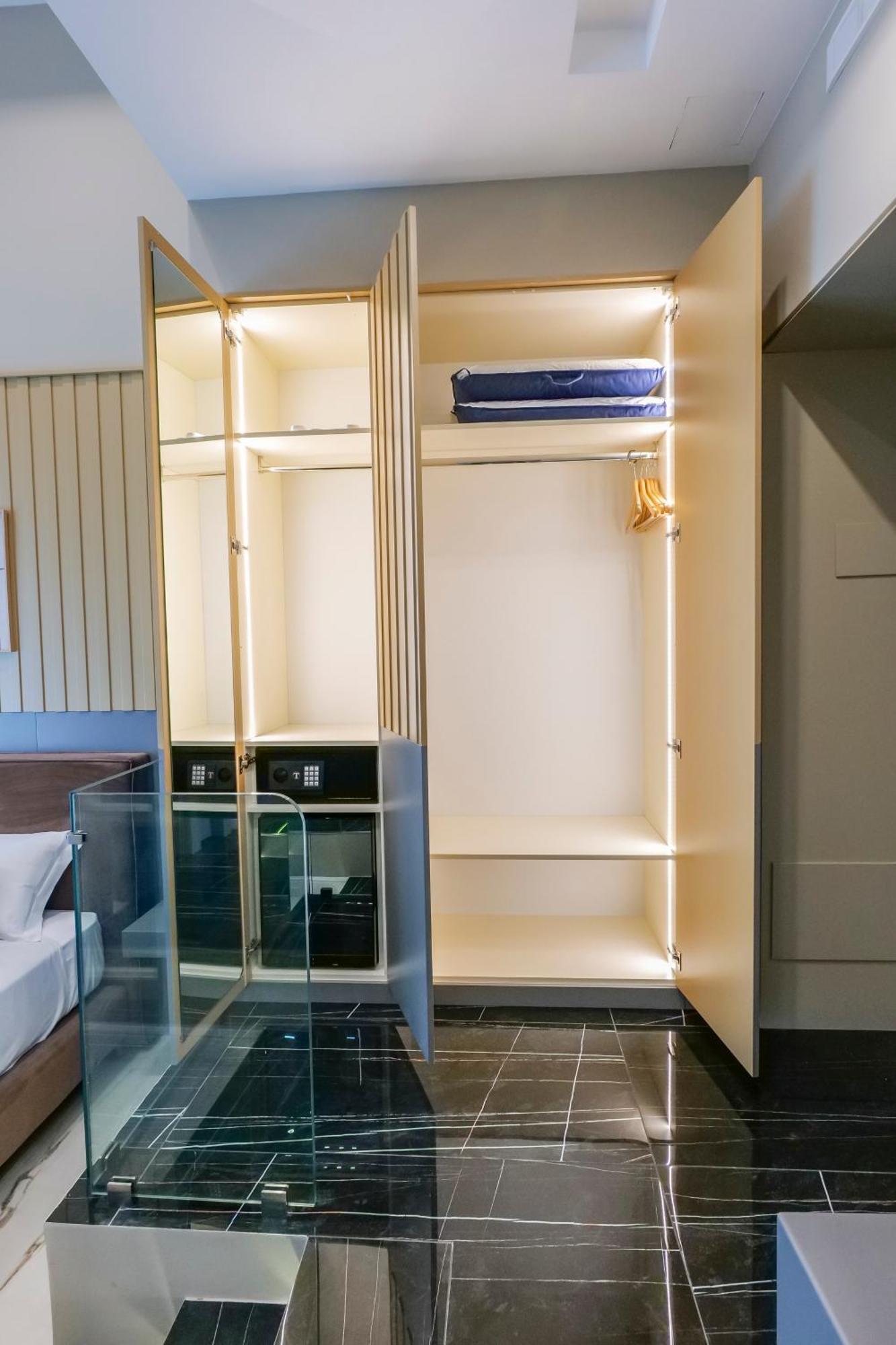 Maison San Carlo Luxury Suites เนเปิลส์ ภายนอก รูปภาพ