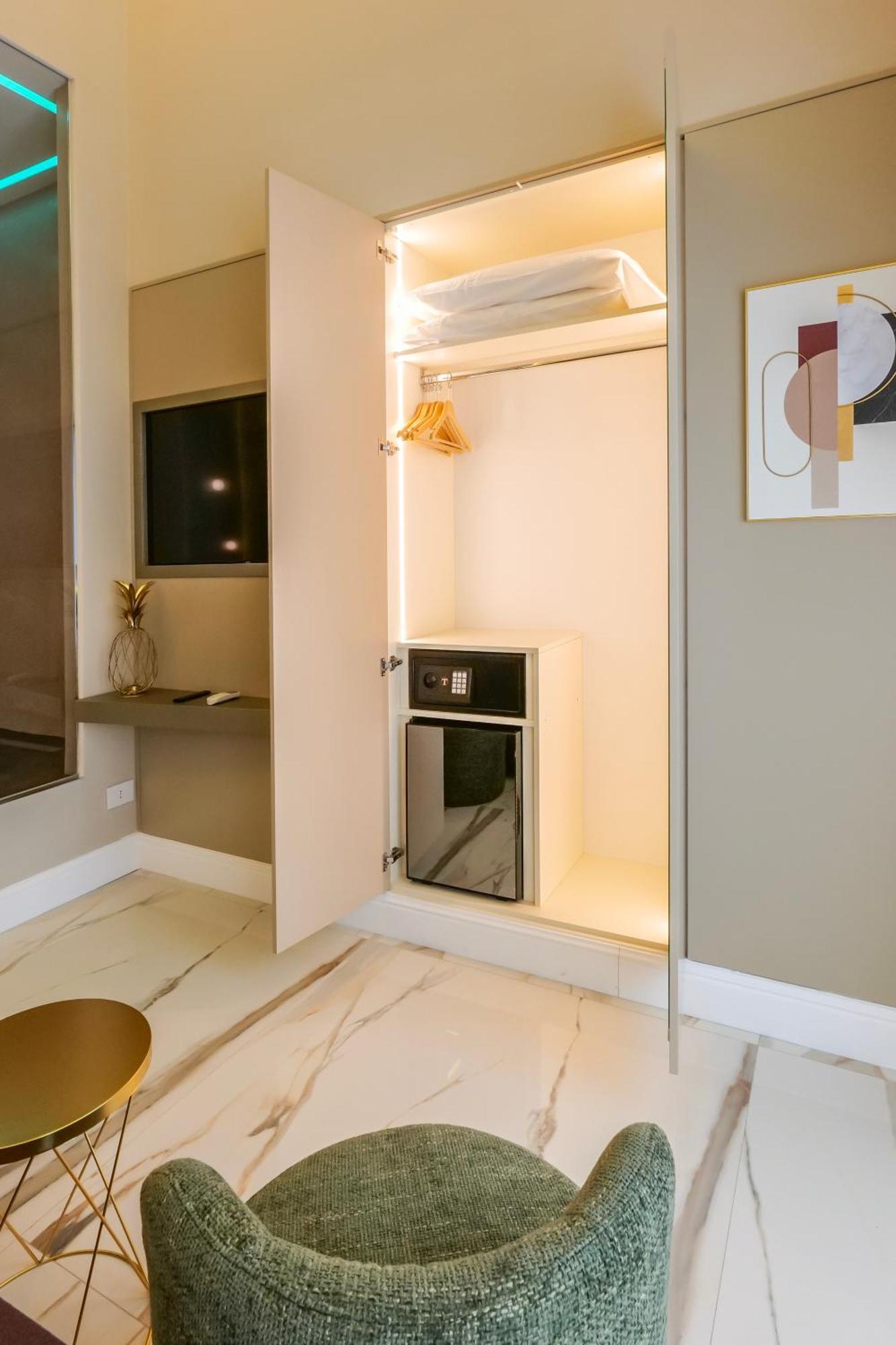 Maison San Carlo Luxury Suites เนเปิลส์ ภายนอก รูปภาพ